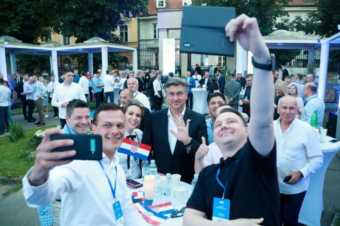 Zagreb: Doček izbornih rezultata u stožeru HDZ-a