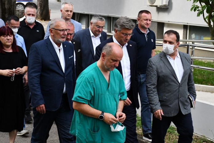 Slavonski Brod: Andrej Plenković i premijer Kosova, Albin Kurti, posjetili ozlijeđene putnike