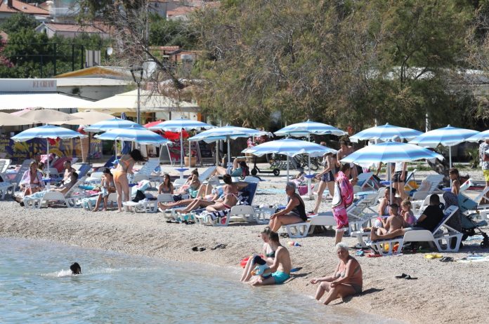 Turisti, ali i lokalni stanovnici napunili plaže u Vodicama