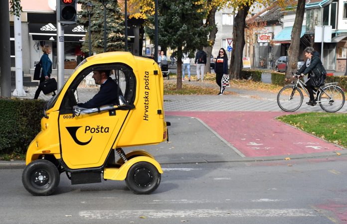 Slavonski Brod: Novo električno vozilo Hrvatske pošte na gradskim prometnicama