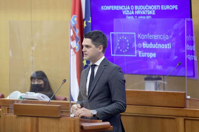 Jandroković na pčetku konferencije u Saboru pozdravio robota