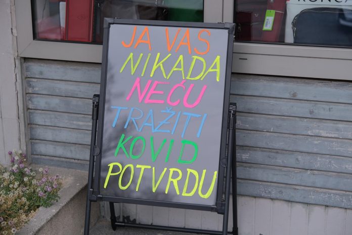 Zanimljiv natpis nalazi se ispred jedne sisačke knjižare