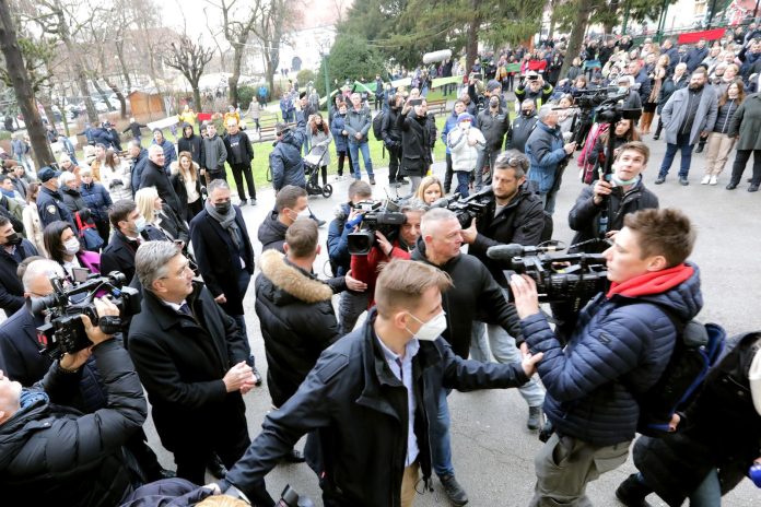 Petrinjci dočekali Plenkovića s transparentima, dali mu do znanja da nije dobrodošao
