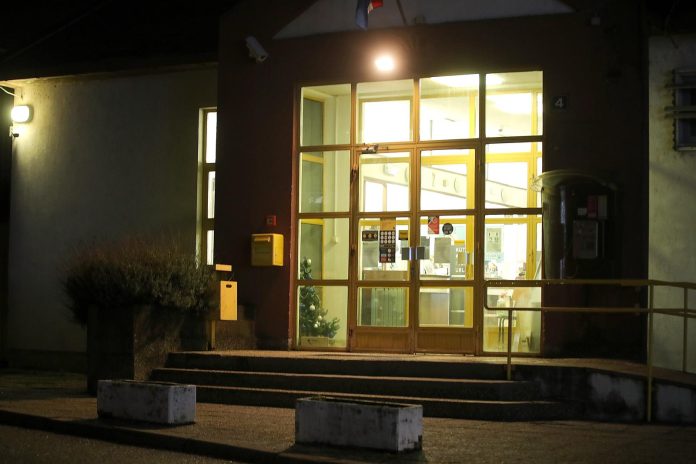 Pljačka u Svetoj Nedelji: Dvojica razbojnika opljačkala poštu, napali i zaposlenika