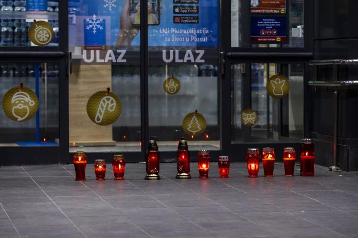 Split: Zapaljene svijeće ispred Lidla u kojemu je ubijena zaposlenica