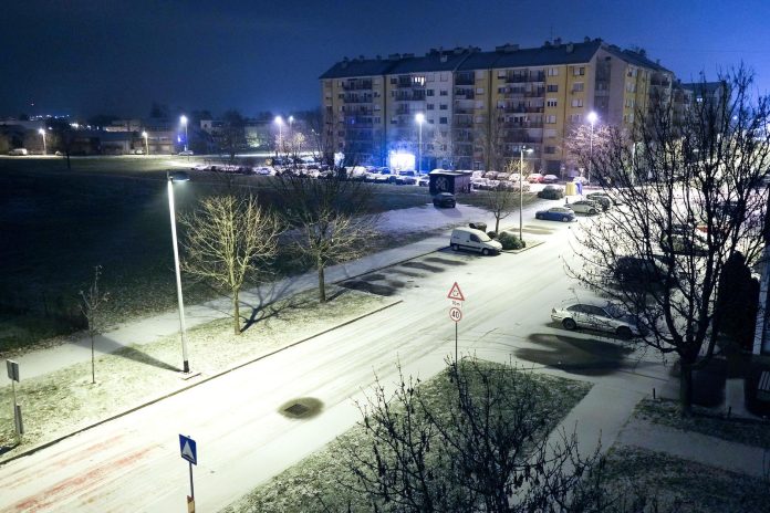Zagreb: Snijeg tijekom noći prekrio gradske ulice i automobile