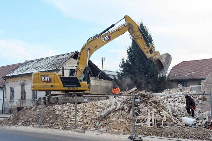 Sisak: Nastavlja se rušenje kuća uništenih u potresu