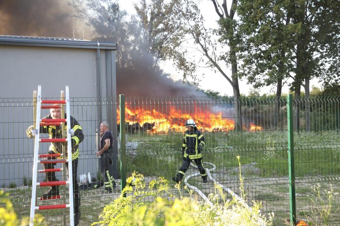 U Novom Pračnu izbio požar u hali za obradu otpada
