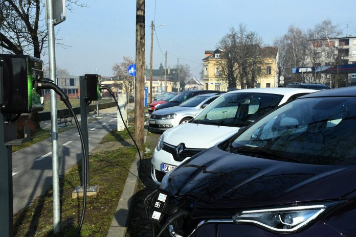 U Sisku je sve više električnih automobila pa s time i punionica za njih