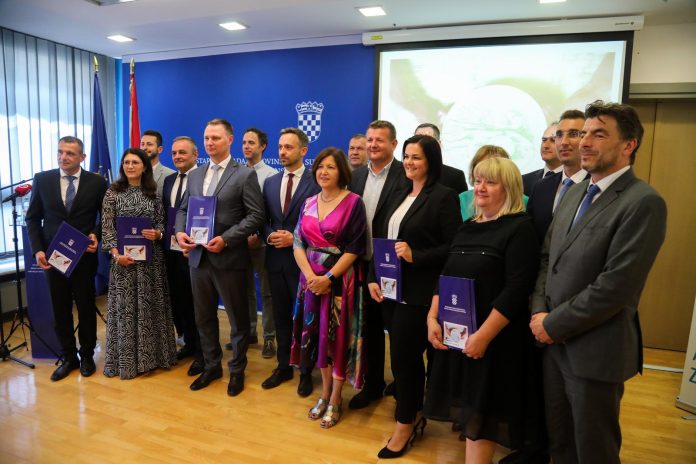 Ministar Piletić uručio ugovore o dodjeli bespovratnih sredstava iz Poziva