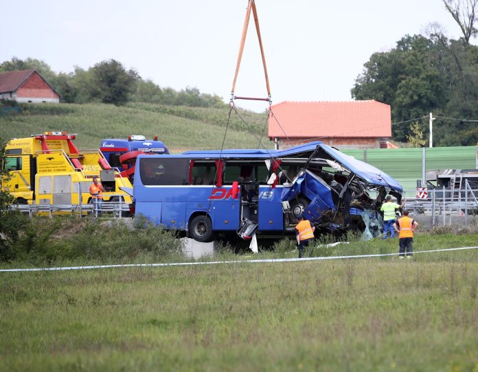 Teška nesreća na A4: Izvlačenje autobusa nakon nesreće u kojoj je poginulo 12 ljudi