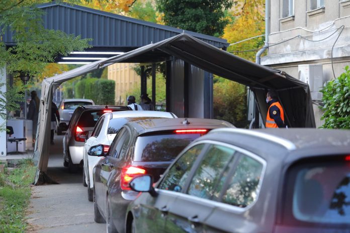 Zagreb: Velike gužve za testiranje na koronavirus ispred HZJZ-a