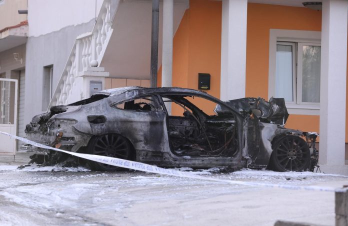 U Kaštelima kod Splita noćas potpuno izgorio automobil