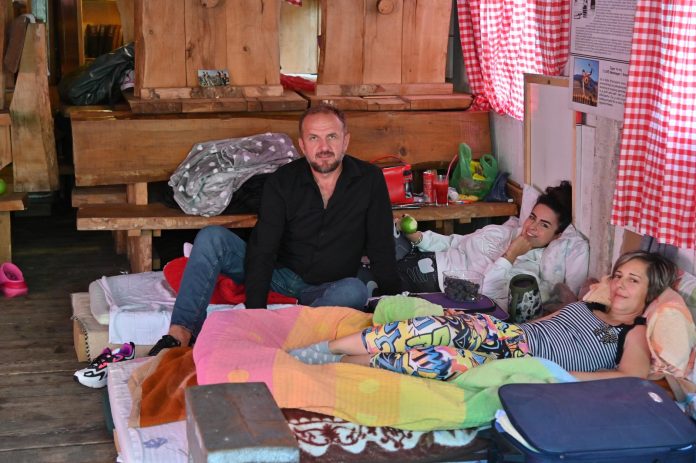 U Crnoj Gori već više od mjesec dana traje natjecanje u ležanju, četvero ljudi ne želi odustati