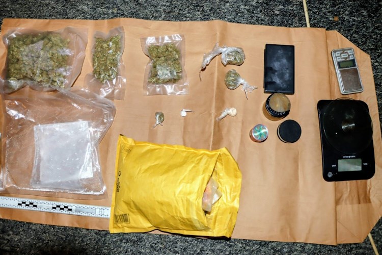 Policija u Gajnicama otkrila stan za preprodaju droge, uhićene tri osobe