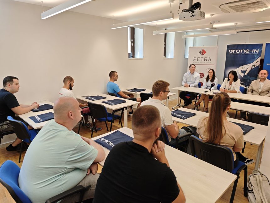 Petrinja postaje središte novih tehnologija: Započela edukacija treće generacije programera dronova 1