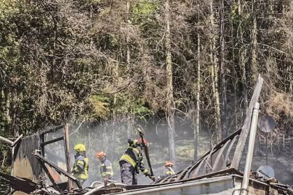 Vatrena stihija u Jastrebarskom: Izgorio drveni objekt, vlasnik završio u bolnici 1