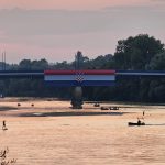 Tridesetmetarska hrvatska zastava razvijena u Brestu Pokupskom u čast braniteljima i oslobođenju Petrinje 1
