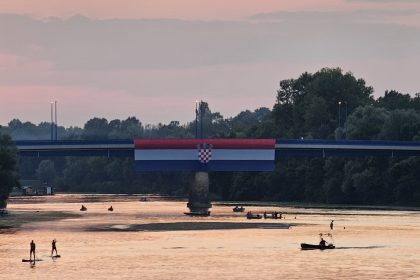 Tridesetmetarska hrvatska zastava razvijena u Brestu Pokupskom u čast braniteljima i oslobođenju Petrinje 1