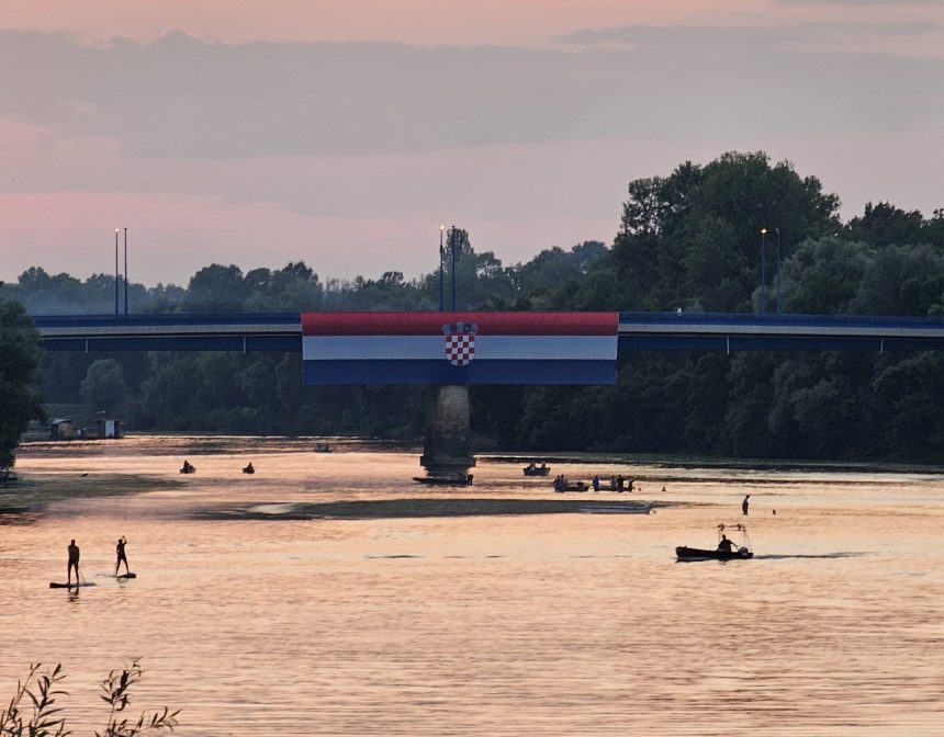 Tridesetmetarska hrvatska zastava razvijena u Brestu Pokupskom u čast braniteljima i oslobođenju Petrinje 1