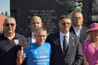 Povodom obljetnice VRO Oluja, poznati ultramaratonac stigao je do spomenika Golubica, odakle nastavlja završnu etapu prema Petrinji uz snažnu poruku građanima. 1