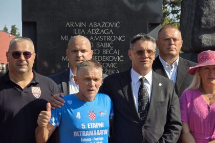 Povodom obljetnice VRO Oluja, poznati ultramaratonac stigao je do spomenika Golubica, odakle nastavlja završnu etapu prema Petrinji uz snažnu poruku građanima. 1