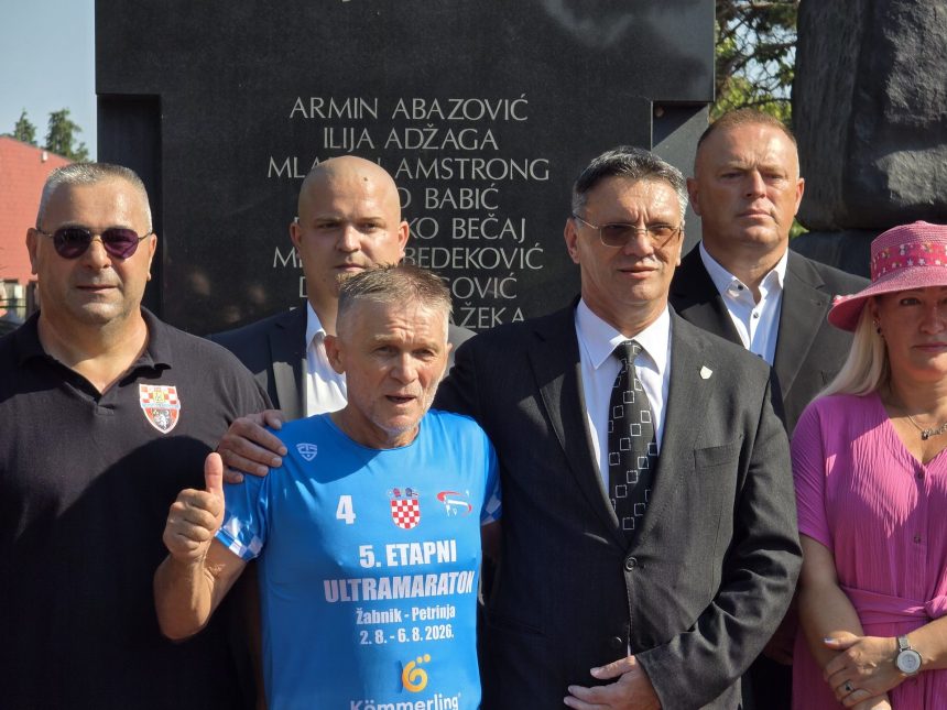 Povodom obljetnice VRO Oluja, poznati ultramaratonac stigao je do spomenika Golubica, odakle nastavlja završnu etapu prema Petrinji uz snažnu poruku građanima. 1