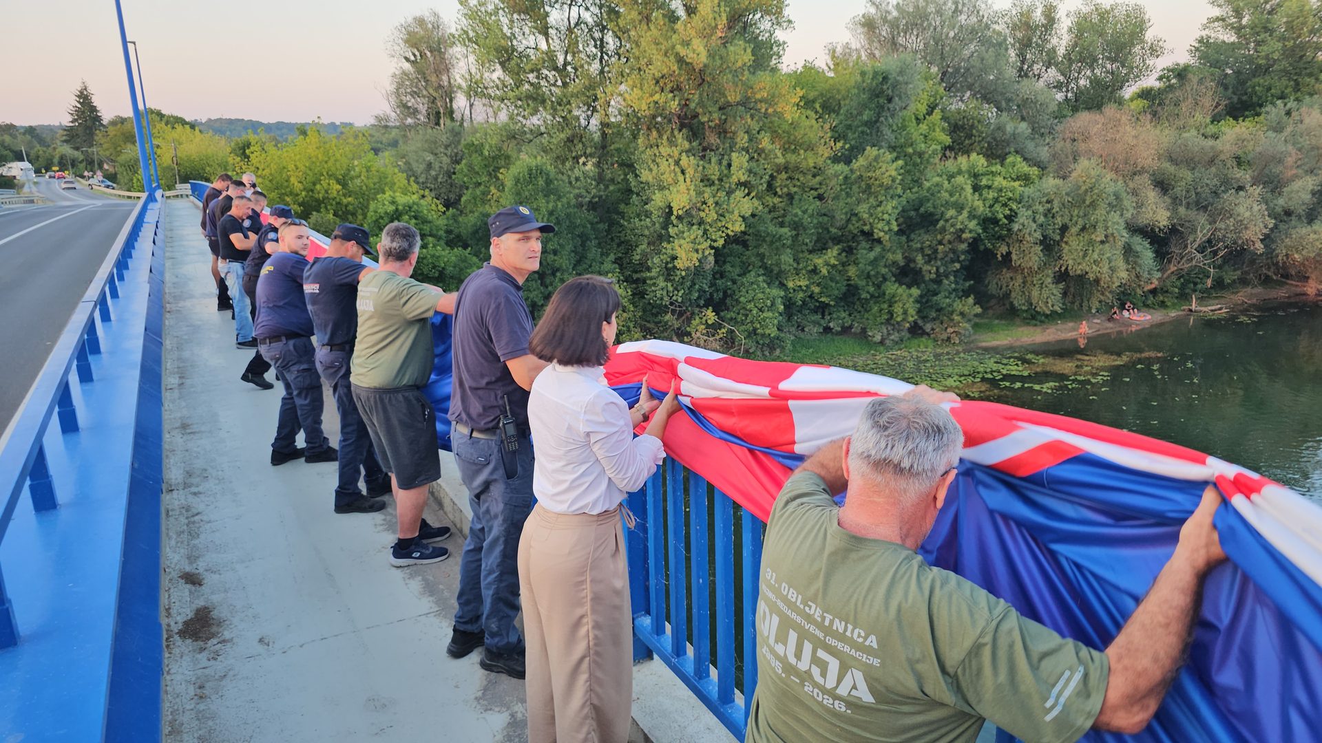 Tridesetmetarska hrvatska zastava razvijena u Brestu Pokupskom u čast braniteljima i oslobođenju Petrinje 2