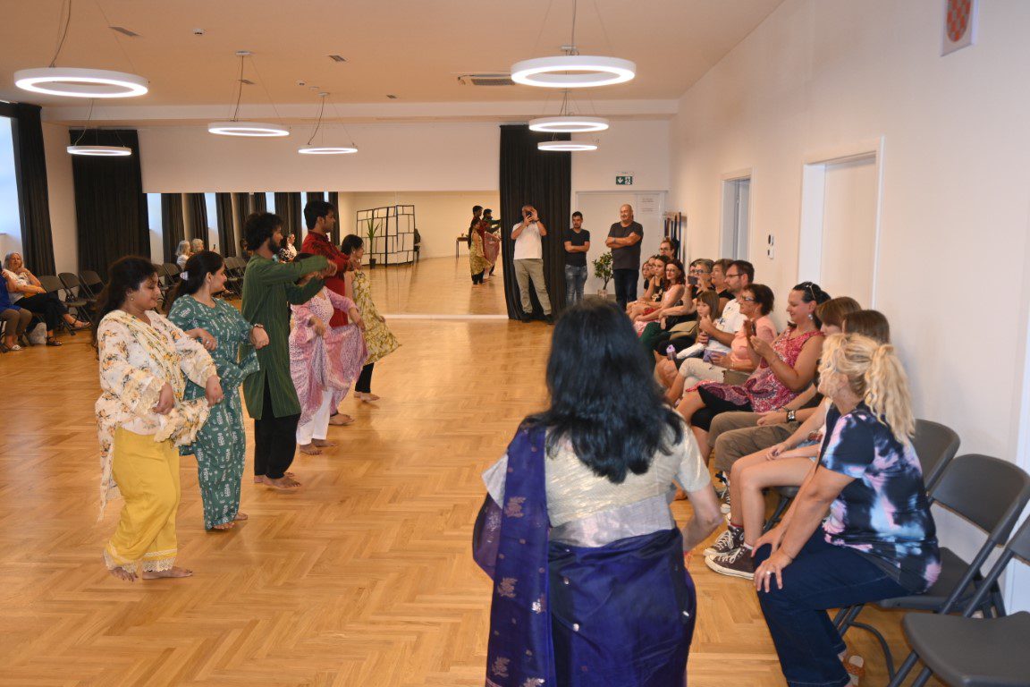 Kulturna razmjena u Petrinji: Indijska tradicija predstavljena kroz ples i glazbu 3