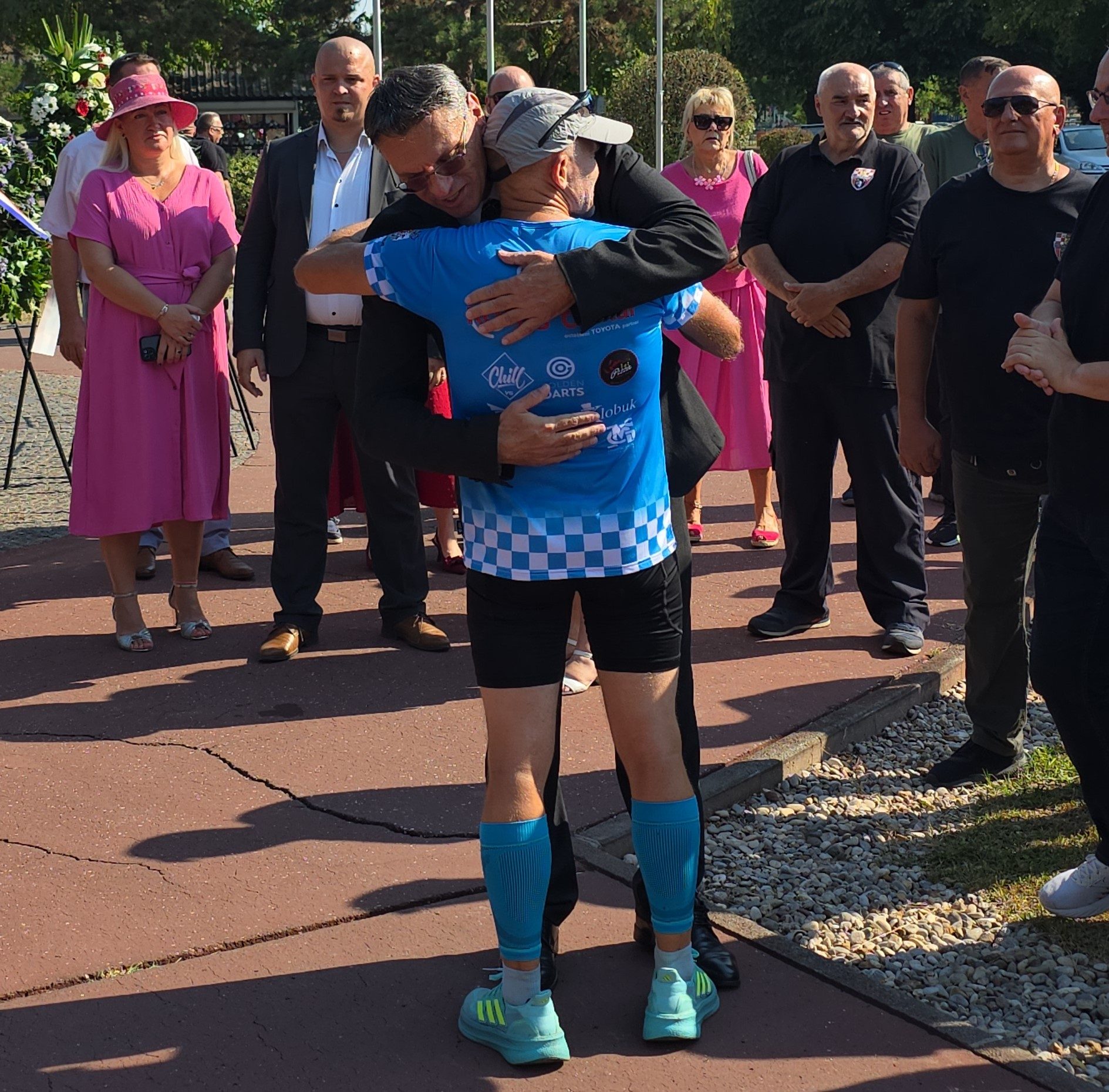 Povodom obljetnice VRO Oluja, poznati ultramaratonac stigao je do spomenika Golubica, odakle nastavlja završnu etapu prema Petrinji uz snažnu poruku građanima. 3