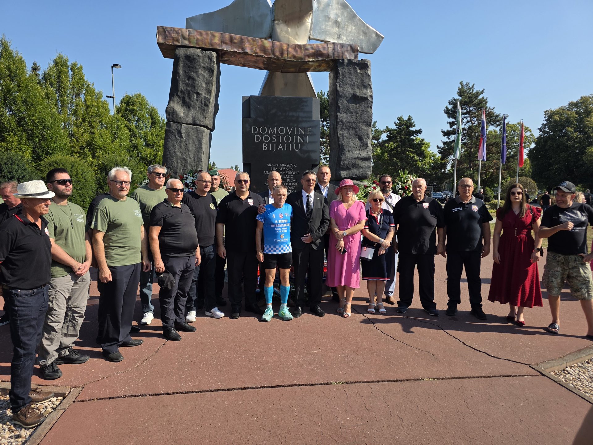 Povodom obljetnice VRO Oluja, poznati ultramaratonac stigao je do spomenika Golubica, odakle nastavlja završnu etapu prema Petrinji uz snažnu poruku građanima. 4