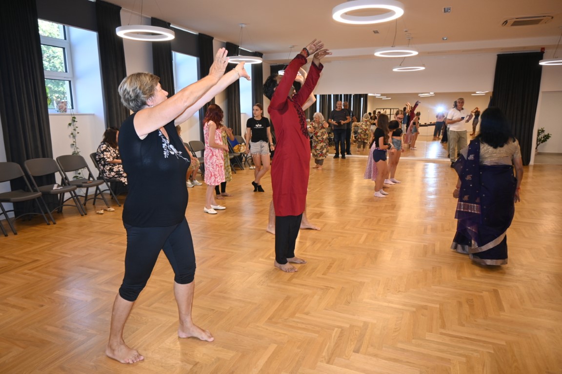 Kulturna razmjena u Petrinji: Indijska tradicija predstavljena kroz ples i glazbu 5