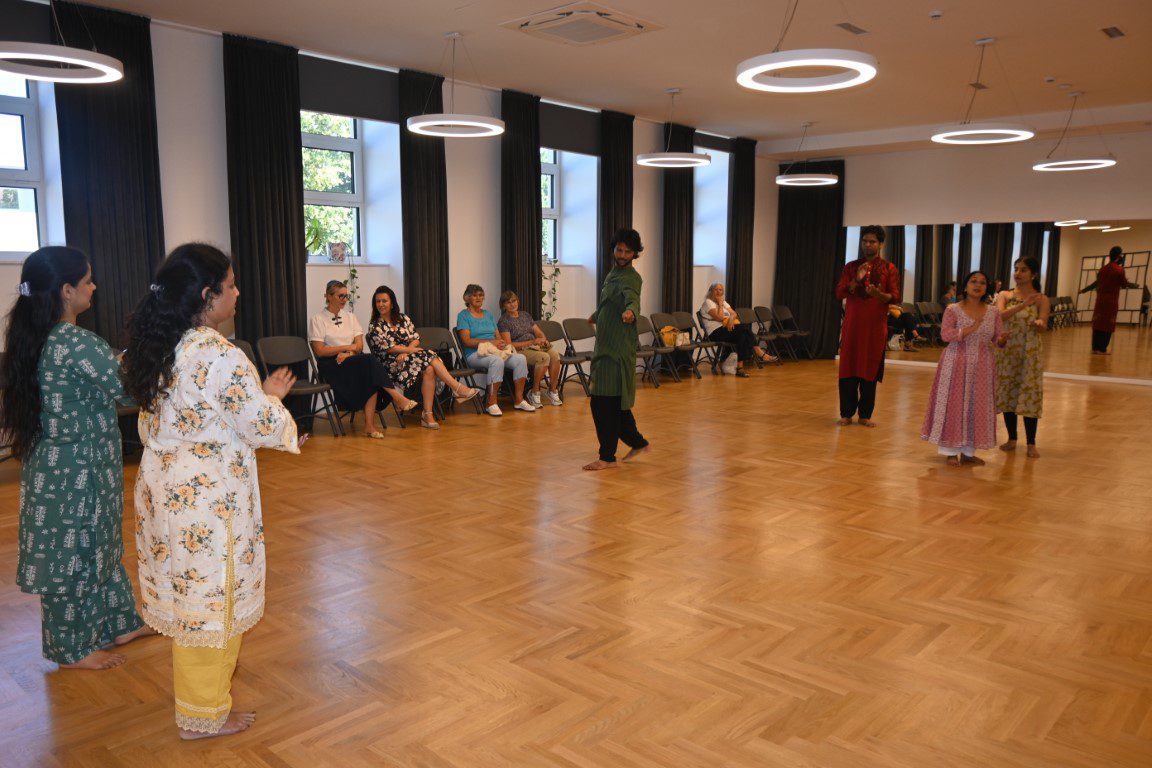Kulturna razmjena u Petrinji: Indijska tradicija predstavljena kroz ples i glazbu 6