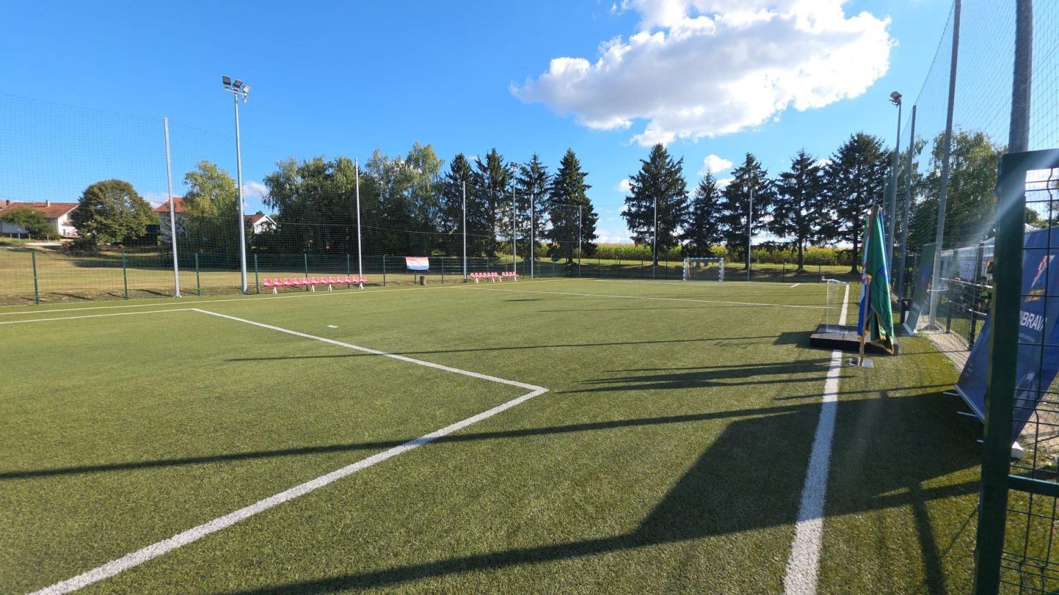 Milijunsko ulaganje u sport: Svečano otvoren novouređeni nogometni teren i klupske prostorije NK Dubrava 1