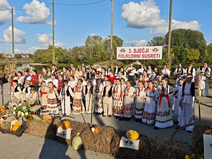 Svečano u Letovaniću: Otvorena obnovljena područna škola i održani Dječji folklorni susreti 1