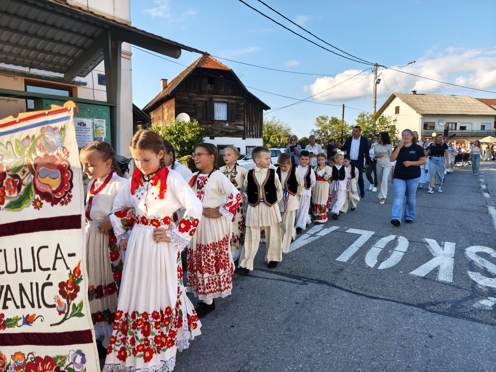Svečano u Letovaniću: Otvorena obnovljena područna škola i održani Dječji folklorni susreti 4