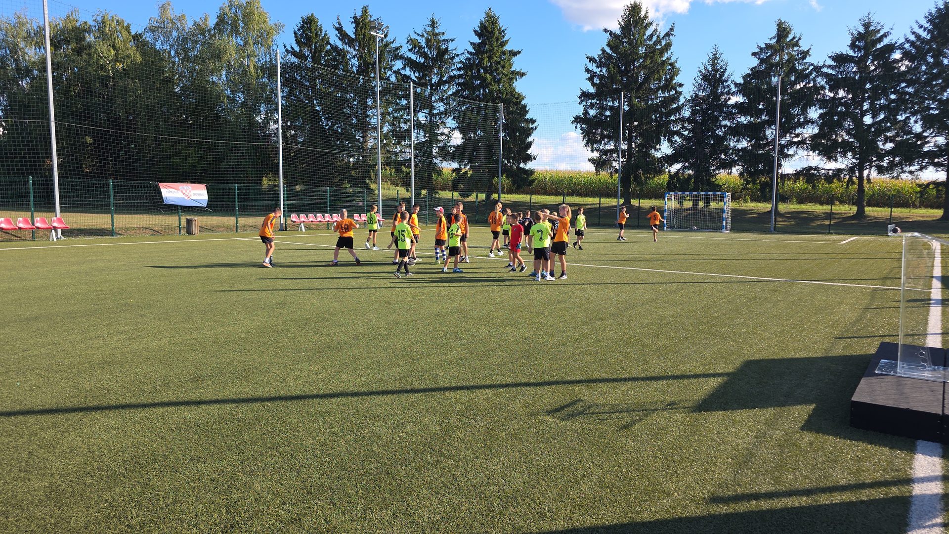 Milijunsko ulaganje u sport: Svečano otvoren novouređeni nogometni teren i klupske prostorije NK Dubrava 7