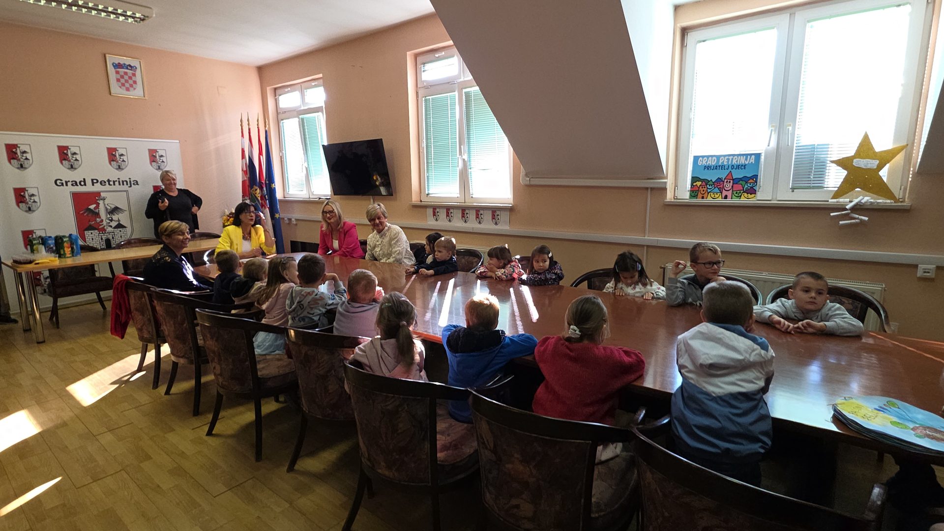 Dječji tjedan u Petrinji: Mališani iz vrtića Petrinjčica posjetili Gradsku upravu i donijeli